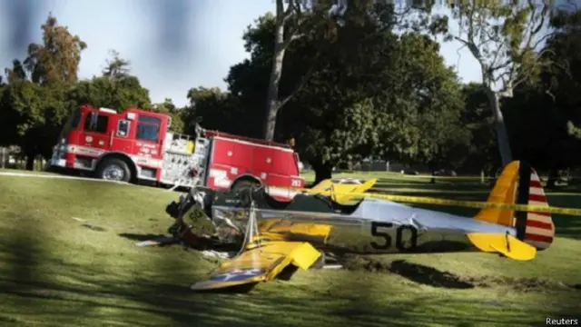 أظهرت صور الطائرة محطمة على الأرض. 