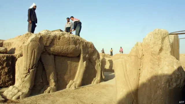 Nimrud Mosulun cənub-şərqində yerləşir, hardakı silahlılar keçən həftə abidələri dağıtmışdı