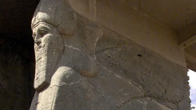 Bir çox Nimrud abidələri Bağdaddakı muzeyə köçürülüb, lakin böyük "lamassu" abidəsi - qanadları olan insan başlı öküzlər - hələ də bölgədədir