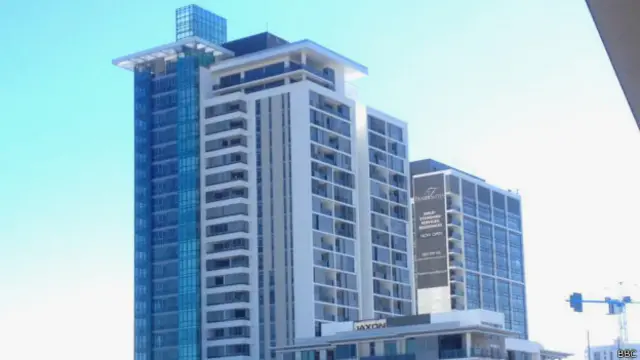 वाका के बाहर की इमारत