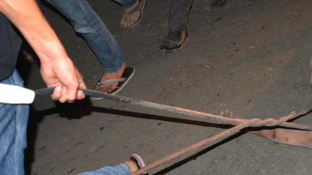 اس واقعے کی ایک مختصر ویڈیو فلم ٹی وی چینلوں پر دکھائی جارہی ہے۔ اس فلم میں ہزاروں مظاہرین اس شخص کو برہنہ حالت میں اپنے ساتھ لے جاتے ہوئے نظر آرہے ہیں