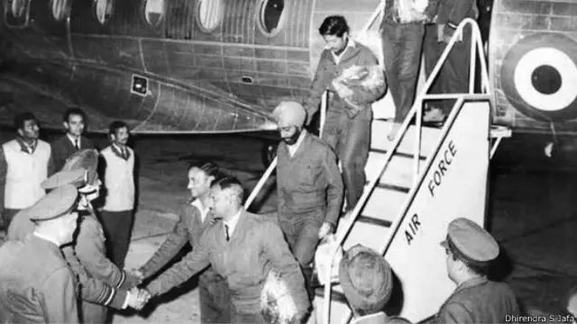 1 दिसम्बर 1972 को दिल्ली के पालम हवाई अड्डे पर उतरते भारतीय पायलट बनी कोएलहो, धीरेंद्र एस जाफ़ा, तेजवंत सिंह, हरीश सिंहजी