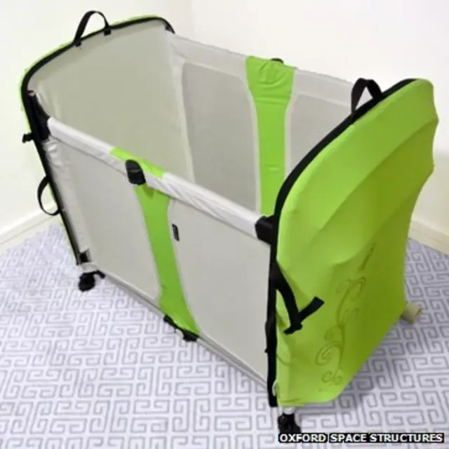 La cuna de viaje usa tecnología satelital para abrirse y cerrarse rápidamente.