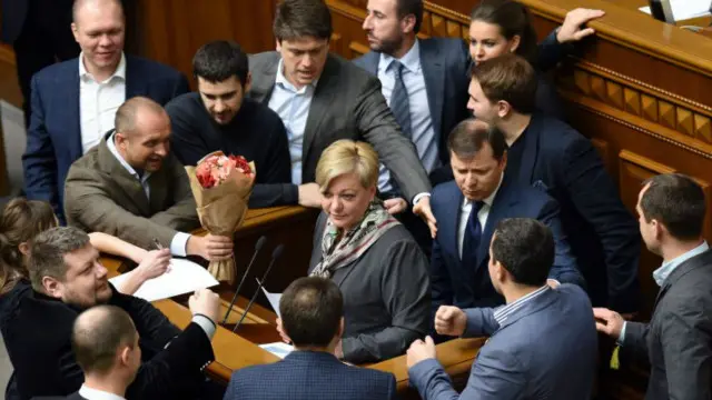 Кілька разів під час виступів у Раді голови НБУ депутати блокували трибуну