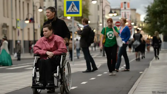 Жители Москвы на открытии пешеходной зоны на Пятницкой улице в Москве