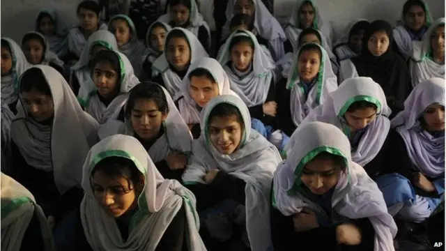 چارواکي وايي دغه ګام به اورپکو ته پیغام ورکړي چې دوی د تعلیم مخه نه شي نیولی.