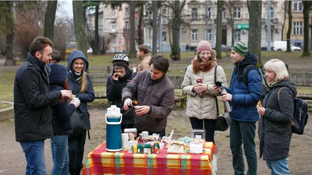 У Львові група активістів вдалася до оригінального способу протесту проти архітектурних планів міської влади. У сквері Святого Юра, на місці якого хочуть збудувати простору площу з пам'ятником митрополиту Шептицькому, львів'яни влаштовують колективні сніданки. 