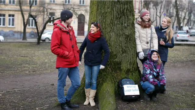 Фотосесія біля дуба, якому понад 150 років і якого можуть зрубати. За планом, на місці цього дерева має бути нова дорога, кажуть активісти, більшість з яких - студенти.
