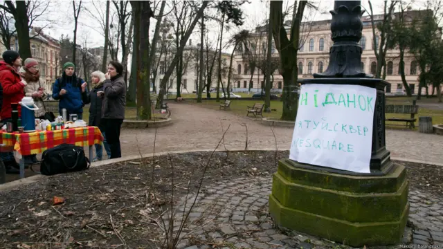 У самій УГКЦ розповіли, що пам'ятник митрополиту "однозначно повинен бути і має стояти на цьому місці". "Ми не розуміємо що відбувається, тому що ухвала міськради вже є, вона чинна. Ми не розуміємо, кому це вигідно і хто за цим стоїть. Є припущення, але ми їх не озвучуємо", - сказали ВВС Україна в прес-службі Львівської єпархії УГКЦ.