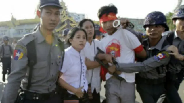 မြို့တော်ခန်းမရှေ့မှာ ဆန္ဒ ဖော်ထုတ်နေစဉ် အဖမ်းခံခဲ့ရသူတွေ ပြန်လွတ်လာ