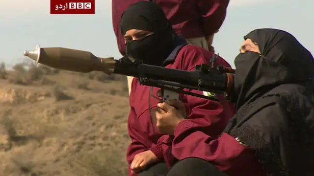 کے پی کے پولیس میں شامل خواتین ٹریننگ کرتے ہوئے