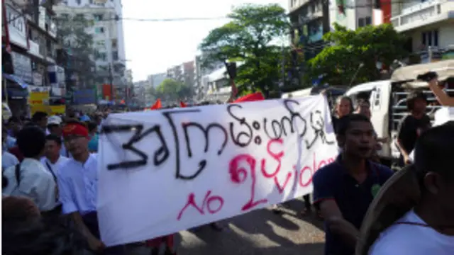 အကြမ်းဖက်မှုတွေကို ကန့်ကွက်ကြောင်း လှည်းတန်းမှာ ကျောင်းသားတွေ ဆန္ဒထုတ်ဖော်