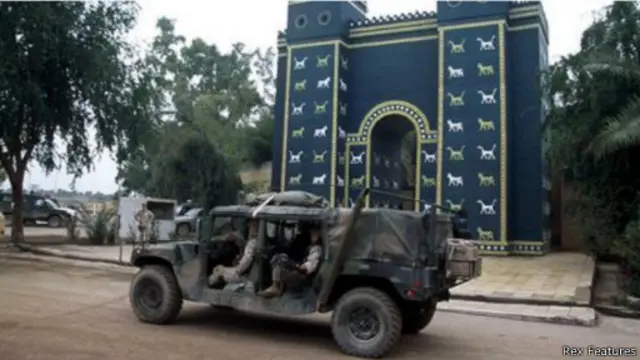 أحدثت القوات الأمريكية والبولندية، بعد غزو العراق في 2003، دمارا كبيرا للمنطقة الأثرية في مدينة ببابل