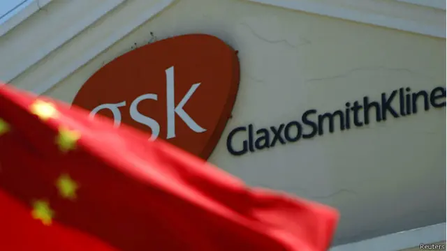2013年7月，中国警方首次指控葛兰素史克中国公司行贿，声称该公司通过旅行社向中国的医生和官员行贿多达30亿元人民币。