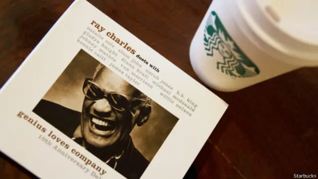 El disco más vendido de Starbucks es "Genius Loves Company".