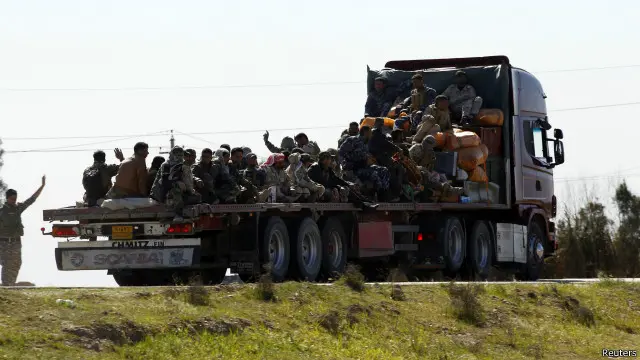 قوات بالجيش العراقي ومتطوعون شيعة في طريقهم إلى بلدة "الحديدية"، جنوب تكريت، التي يستعد الجيش العراقي للإنطلاق منها لشن هجوم على بلدة العلم التي يسيطر عليها تنظيم "الدولة الإسلامية."