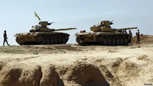دبابات الجيش العراقي تزحف من الحديدية، جنوب تكريت، في طريقها إلى العلم.