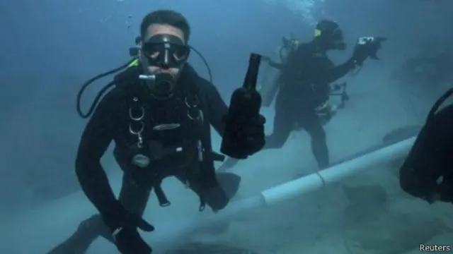 Sebuah botol berusia 150 tahun telah dibuka dan dicicipi oleh panel ahli. 