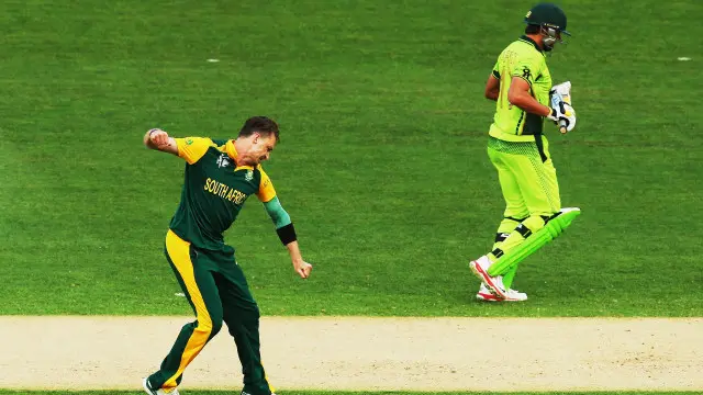 جنوبی افریقہ کی جانب سے سٹین نے دس اوورز میں 30 رنز کے عوض تین وکٹیں حاصل کیں