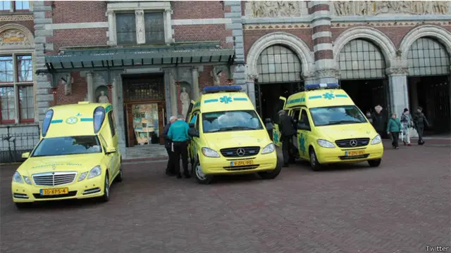 Ambulancias frente al Rijksmuseum