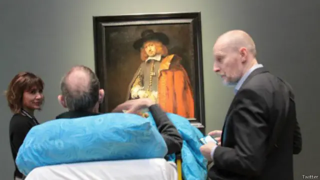 Hombre enfermo visita el museo