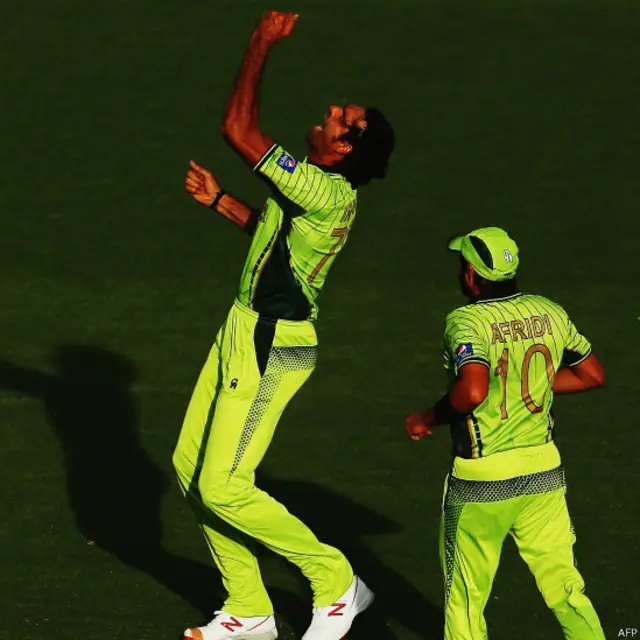 محمد عرفان نے اپنی دوسری ہی گیند پر ڈی کوک کو آؤٹ کیا۔