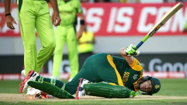 ڈو پلیسی رن لیتے ہوئے وکٹوں پر گر گئے۔