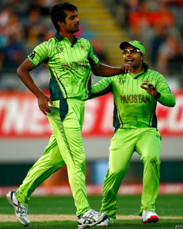 راحت علی نے آٹھ اوورز میں 40 رنز دیے اور تین وکٹیں حاصل کیں۔ 