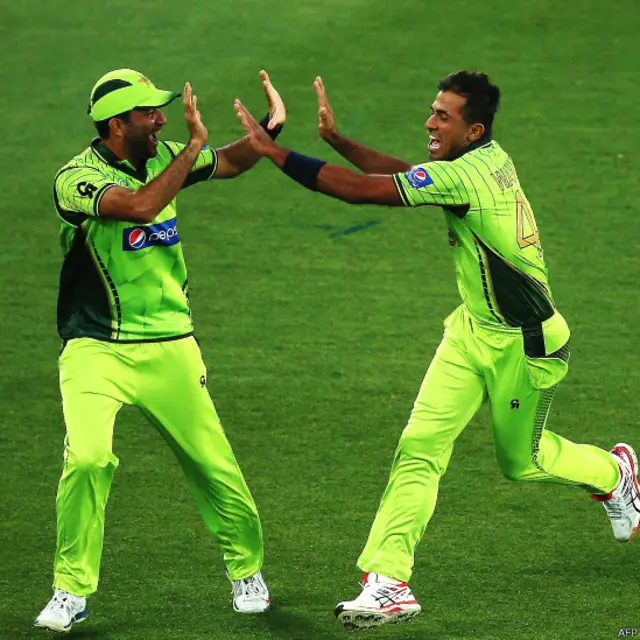 وہاب ریاض نے 7.3 اوورز میں 45 رنز دے کر تین وکٹیں حاصل کیں۔ 