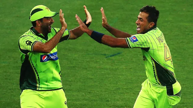 پاکستانی بولروں نے عمدہ کارکردگي کا مظاہرہ کرتے ہوئے جنوبی افریقہ کی زبردست بیٹنگ لائن اپ کو ناکام بنا دیا