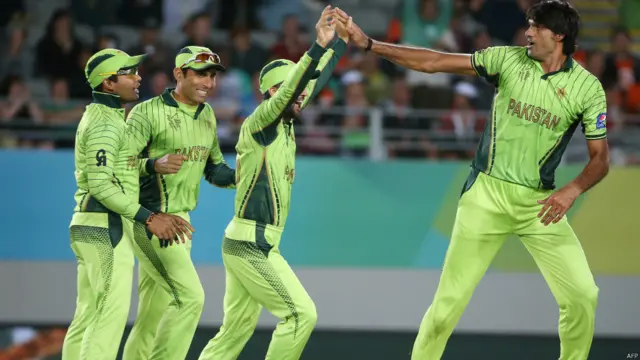 محمد عرفان بھی آٹھ اوور کرائے اور 52 رنز کے عوض تین وکٹیں حاصل کیں۔