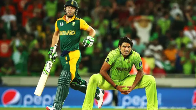 ڈی ویلیئرز نے سات چوکوں اور پانچ چھکوں کی مدد سے 58 گیندوں میں 77 رنز بنائے۔ 