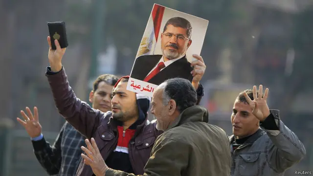 محمد مرسی، رئیس جمهور سابق در ژوئیه سال ۲۰۱۳ و بدنبال اعتراضاتی گسترده توسط ارتش این کشور از کار برکنار شد