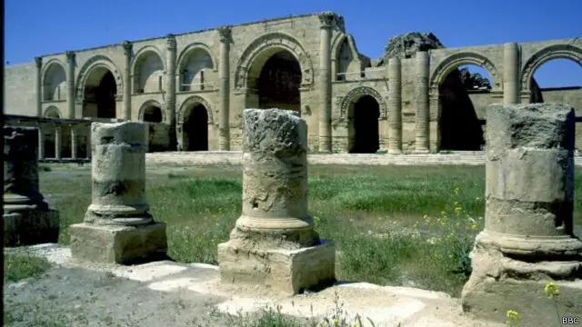 تقع الحضر على بعد 110 كيلومترات جنوب غربي الموصل.