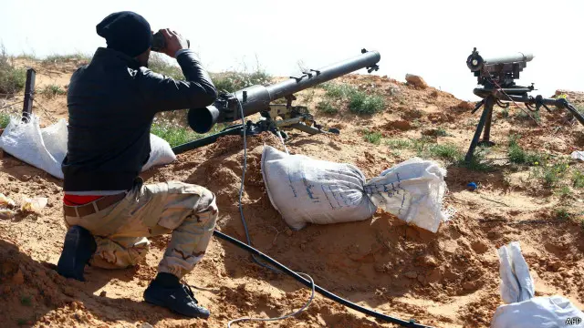 أحد مقاتلي قوات "فجر ليبيا" الذي يضم فصائل إسلامية عدة، يتخذ موقعه في منطقة على بعد 50 كيلومترا من العاصمة طرابلس التي يسيطر عليها الإسلاميون.