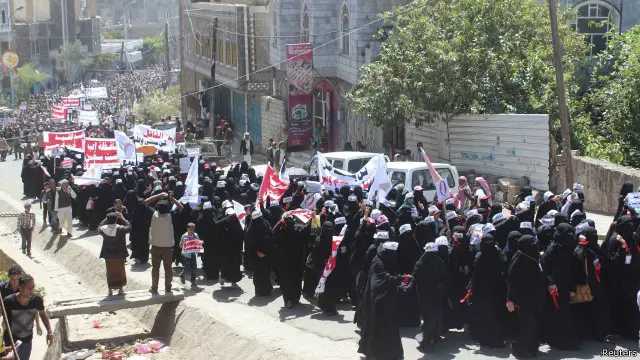 مخالفان حوثی‌ها در تظاهرات اعتراضی در شهر اب می‌گویند این گروه شبه‌نظامی کودتا کرده است