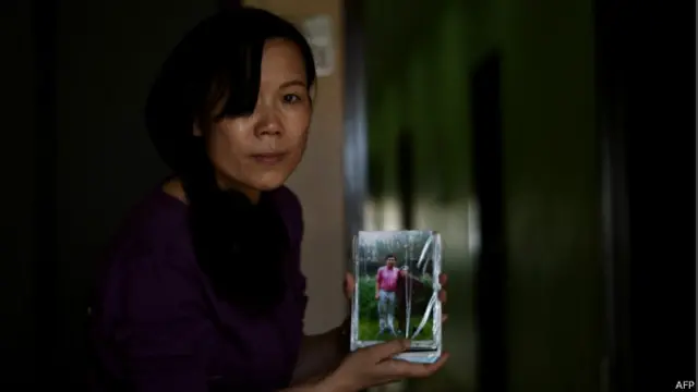 Женщина с портретом