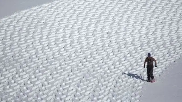 کئی نقش کو بنانے کے لیے انھیں 30 میل جنتی مسافت قدم بہ قدم کرنی پڑتی ہے