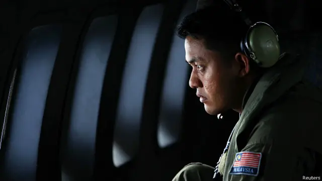 国际搜索队伍目前把搜寻重点放在南印度洋，距澳大利亚西部海岸大约1600公里（1000英里）的区域。