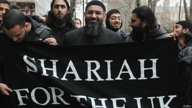 على الحكومة أن "تكون أكثر حزما" في التصدي للمتطرفين الذين يعادون قيم الديمقراطية