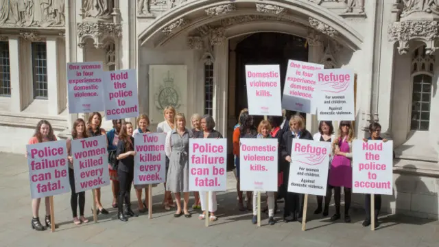 Refuge isimli kadın örgütü, Londra'da protestoda.