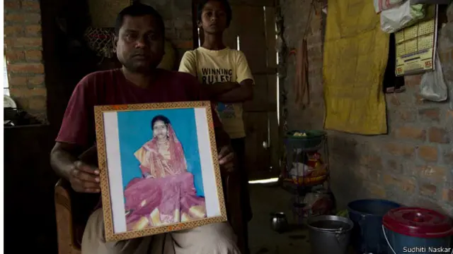 बापी दास अपनी पत्नी की तस्वीर और बेटे के साथ