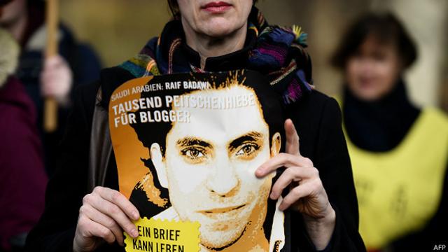 Manifestante con un poster con la imagen de Raif Badawi