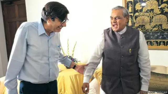 अटल बिहारी वाजपेयी के साथ विनोद मेहता