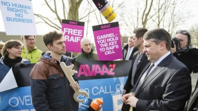 سلم نشطاء ما يربو على مليون توقيع تضامنا مع بدوي لغابريل قبل زيارته للرياض