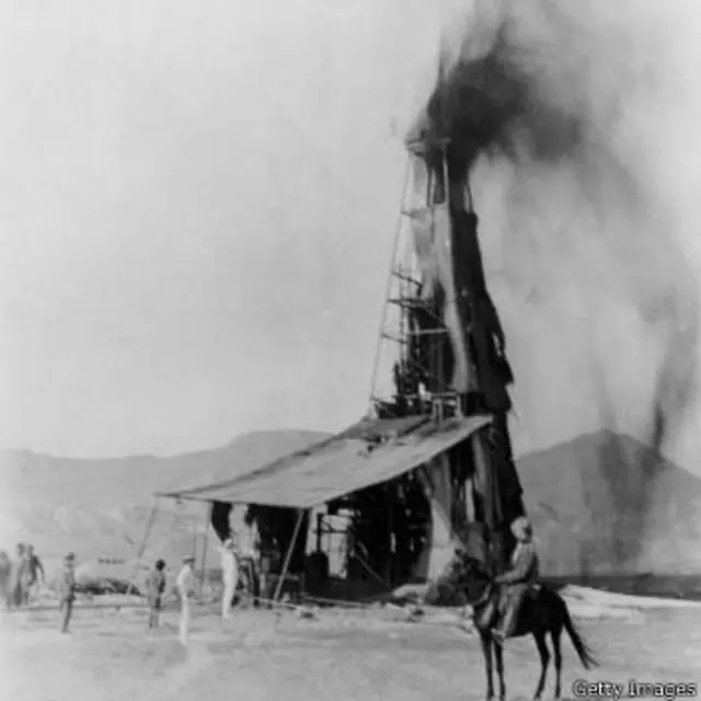 یکی از نخستین چاه‌های نفت ایران در مسجد سلیمان، ساعت چهار بامداد بيست و ششم ماه مه سال ١٩٠٨ (پنجم خرداد ۱۲۸۷) بعنوان لحظه کشف نفت در ایران ثبت شده است
