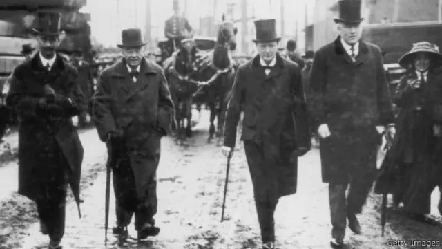 وینستون چرچیل (نفر دوم از راست) در زمان وزارت دریاداری بریتانیا ۱۹۱۱