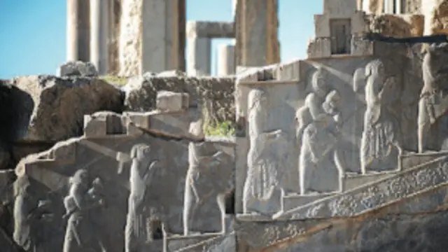 عکس حسین خسروی، آرمان:‌ آرمان با چاپ این عکس حسین خسروی خبر از حمله گلسنگ ها به سر ستون های تخت جمشید داده است