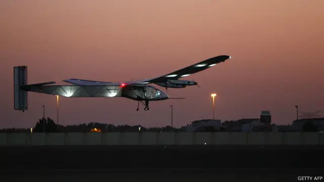 تعتمد الطائرة بالكامل على 17 ألف خلية شمسية مثبتة في جناحيها البالغ طولهما 72 مترا.