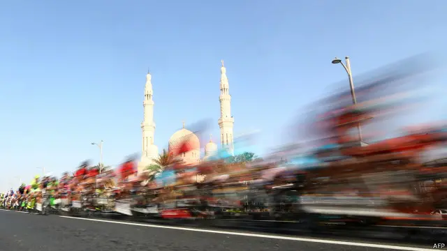 迪拜自行車賽的車群